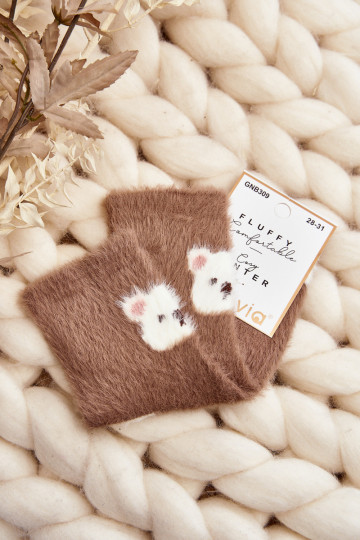 con un abrigo de piel Skarpety Infantil con oso color marrón 2