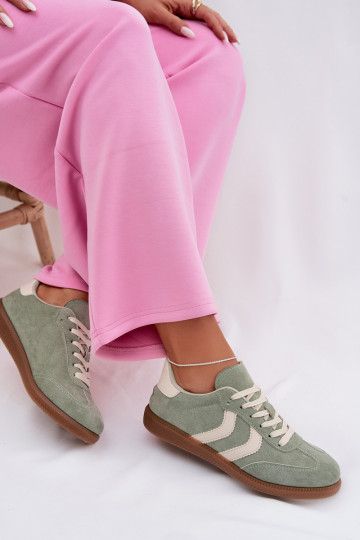 Zapatillas modelo zapatos. Femeninode gamuza ecológicau color verde Jesavella