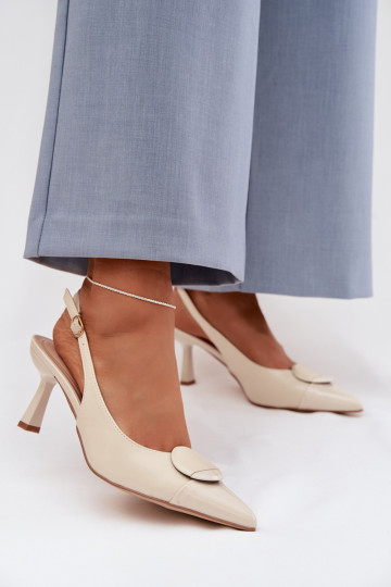 Sandalias de mujer con tacones finos Con decoraciones Detalem color marfil Tiene queriae