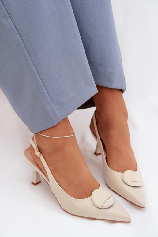 Sandalias de mujer con tacones finos Con decoraciones Detalem color marfil Tiene queriae