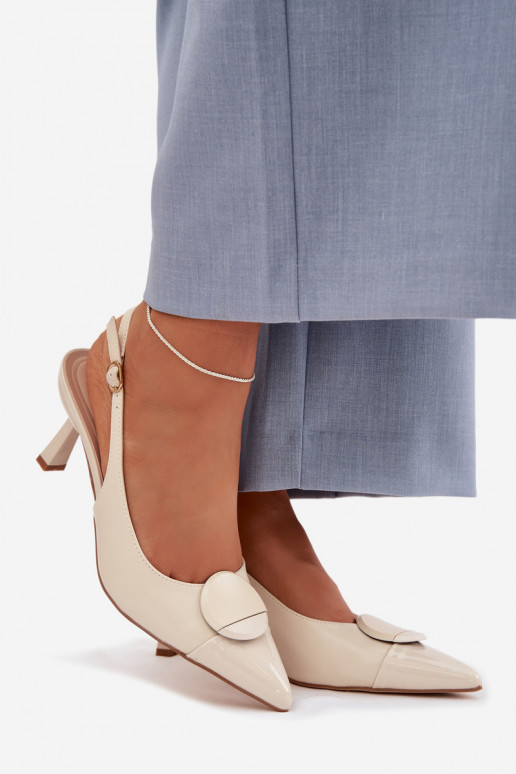 Sandalias de mujer con tacones finos Con decoraciones Detalem color marfil Tiene queriae