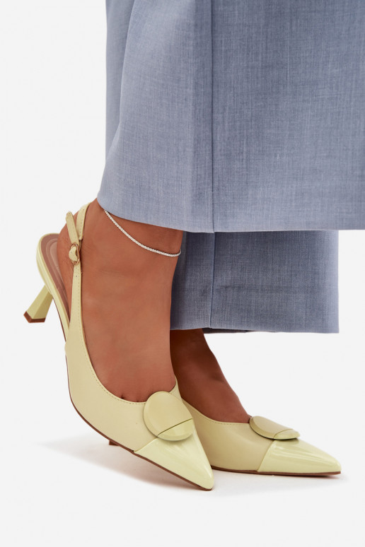 Sandalias de mujer con tacones finos Con decoraciones Detalem color amarillo Tiene queriae