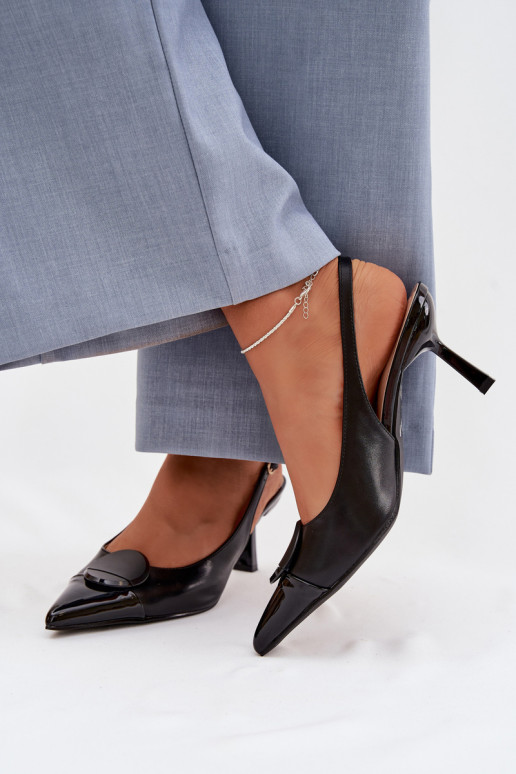 Sandalias de mujer con tacones finos Con decoraciones Detalem de color negro Tiene queriae