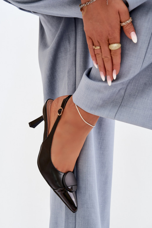 Sandalias de mujer con tacones finos Con decoraciones Detalem de color negro Tiene queriae