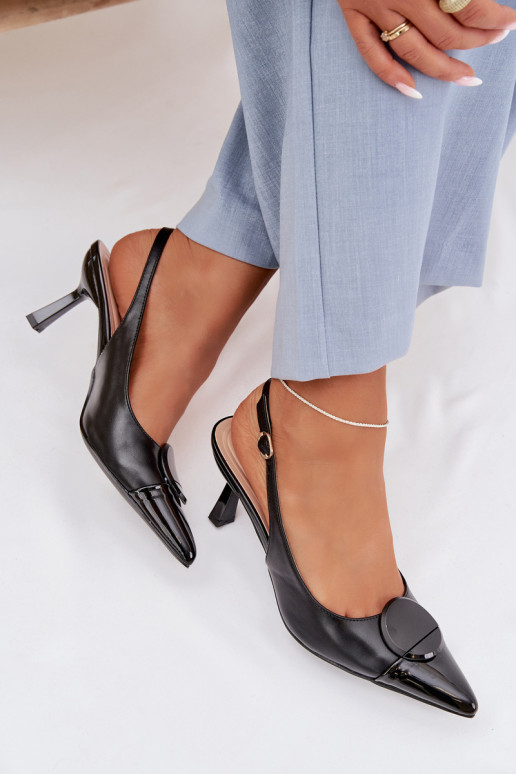 Sandalias de mujer con tacones finos Con decoraciones Detalem de color negro Tiene queriae