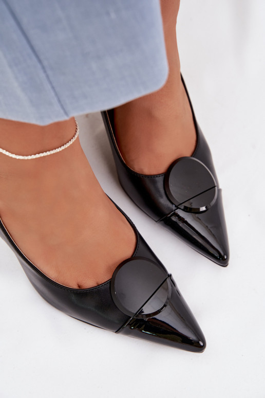 Sandalias de mujer con tacones finos Con decoraciones Detalem de color negro Tiene queriae