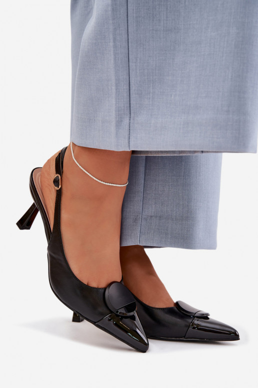 Sandalias de mujer con tacones finos Con decoraciones Detalem de color negro Tiene queriae