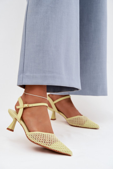 Sandalias de mujer con tacones y rejilla en color amarillo Brilora 2
