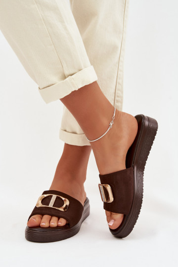 Chanclas de mujer con detalles en color dorado en color chocolate Elmera