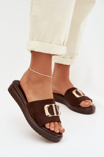 Chanclas de mujer con detalles en color dorado en color chocolate Elmera 2
