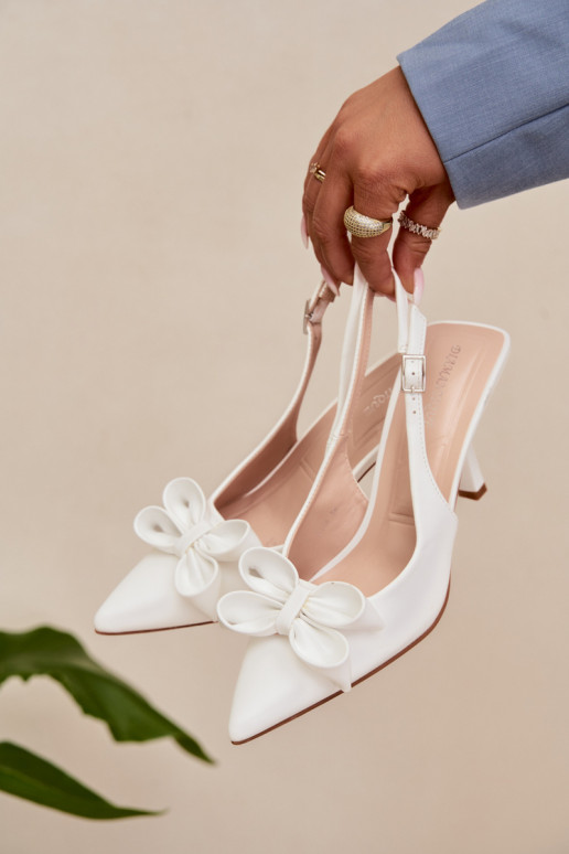 Sandalias de mujer con tacones finos con cintas el color blanco Jonera