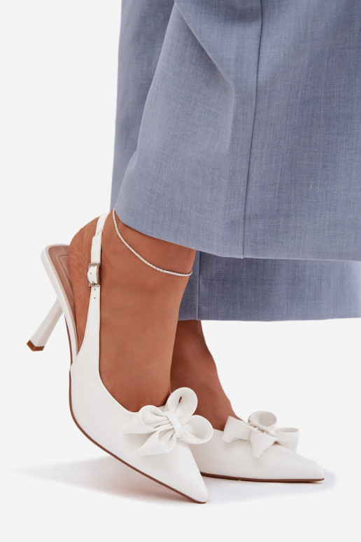 Sandalias de mujer con tacones finos con cintas el color blanco Jonera