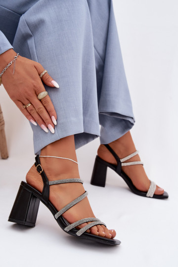 Sandalias de mujer de tacón alto con tiras y circonitas en color negro Brelia