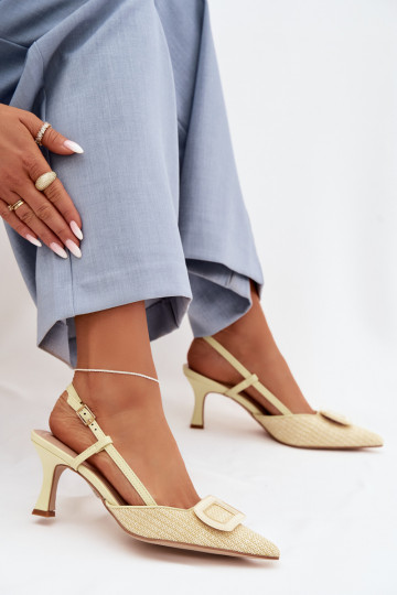 Sandalias de mujer con tacones y elementos decorativos en color amarillo Eslina