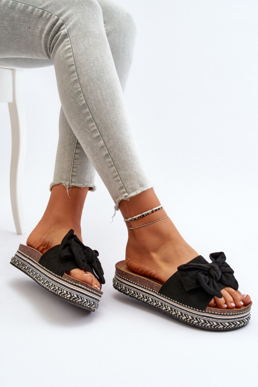 zapatillas de mujer con una plataforma con cintas de color negro Evatria