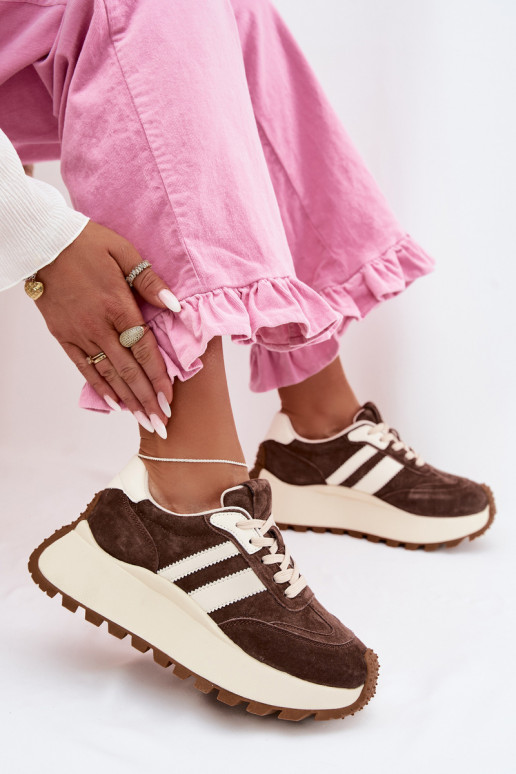 Zapatillas modelo zapatos. de gamuza con una plataforma D&A GR61-5986 CzekoladoAe