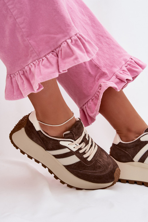 Zapatillas modelo zapatos. de gamuza con una plataforma D&A GR61-5986 CzekoladoAe