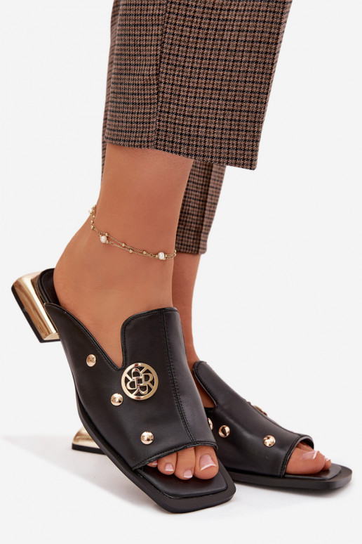 Zapatillas de cuero Ze color doradomi Ozdobami D&A CR61-3060 de color negro