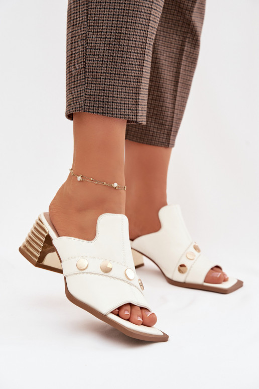 Zapatillas de cuero con tacones con tacones decorados D&A CR61-3063 el color blanco