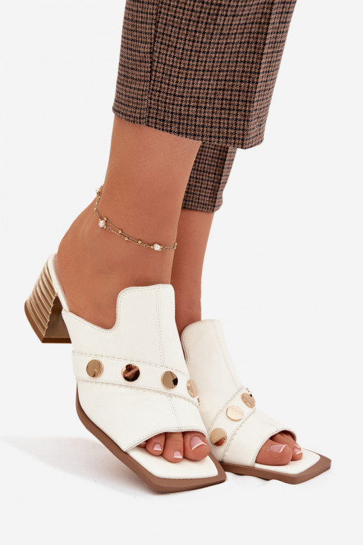 Zapatillas de cuero con tacones con tacones decorados D&A CR61-3063 el color blanco