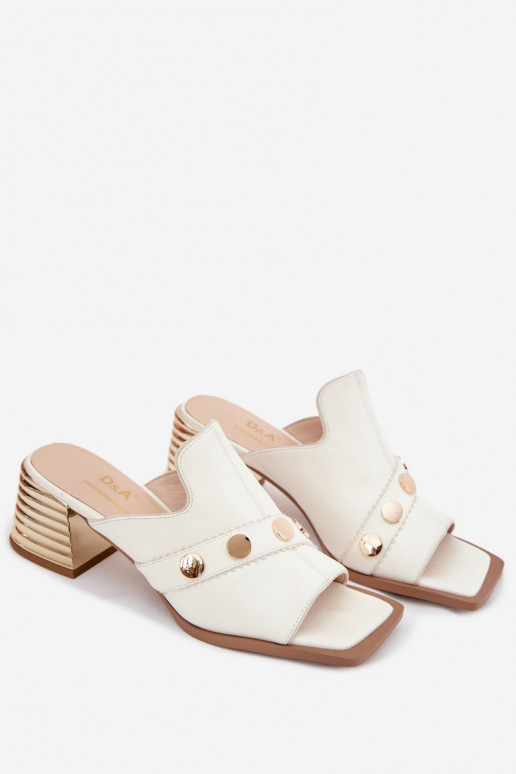 Zapatillas de cuero con tacones con tacones decorados D&A CR61-3063 el color blanco