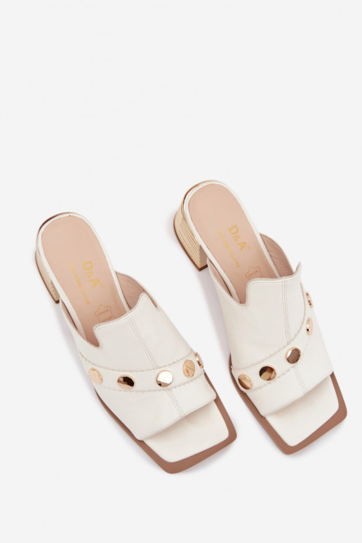 Zapatillas de cuero con tacones con tacones decorados D&A CR61-3063 el color blanco