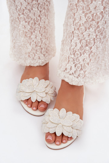 Zapatillas de mujer color blanco con decoración Grelora