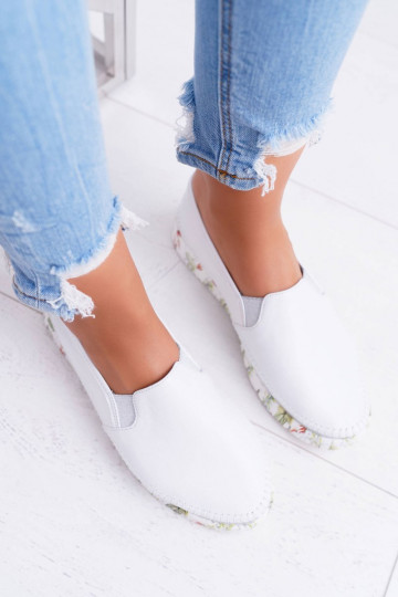 Femenino zapatos Tiene queciejka Un modelo convincente Piel el color blanco 03512-11 2