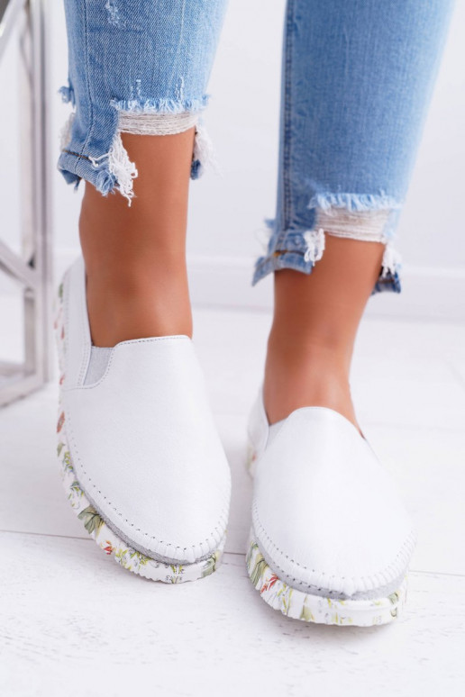 Femenino zapatos Tiene queciejka Un modelo convincente Piel el color blanco 03512-11