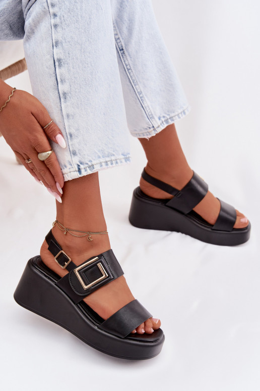 Sandalias de mujer con una plataforma Con decoraciones Detalem de color negro Nelira