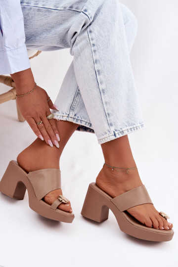 Chanclas para mujeres con tacón en forma de columna y detalles dorados en color arena Sinora