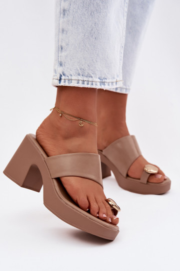 Chanclas para mujeres con tacón en forma de columna y detalles dorados en color arena Sinora 2