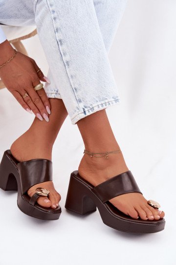 Chanclas para mujeres con tacón en forma de columna y detalles dorados en color chocolate Sinora