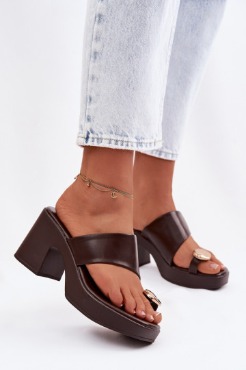 Chanclas para mujeres con tacón en forma de columna y detalles dorados en color chocolate Sinora 2
