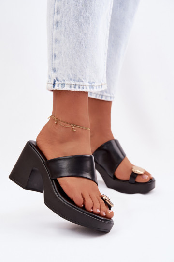 Chanclas para mujeres con tacón en forma de columna y detalles dorados en color negro Sinora 2