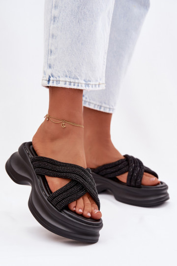 Chanclas para mujeres con plataforma y detalles elegantes en color negro Eslira 2