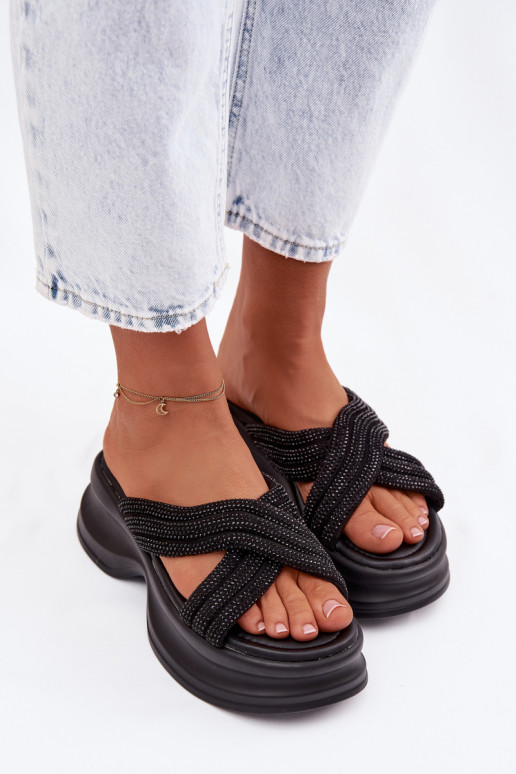 zapatillas de mujer con una plataforma Ze Zdobionymi Paskami de color negro Eslira