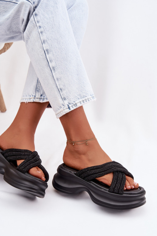 zapatillas de mujer con una plataforma Ze Zdobionymi Paskami de color negro Eslira