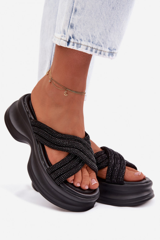 zapatillas de mujer con una plataforma Ze Zdobionymi Paskami de color negro Eslira