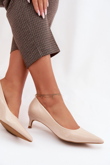 con efecto barniz Zapatos En un tacón bajo beige Girela