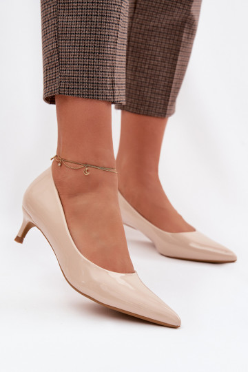 con efecto barniz Zapatos En un tacón bajo beige Girela 2
