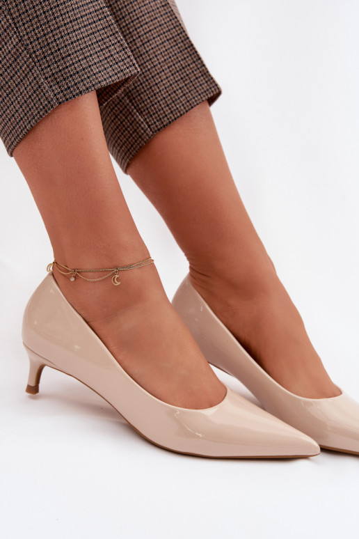 con efecto barniz Zapatos En un tacón bajo beige Girela