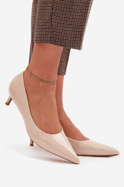 con efecto barniz Zapatos En un tacón bajo beige Girela