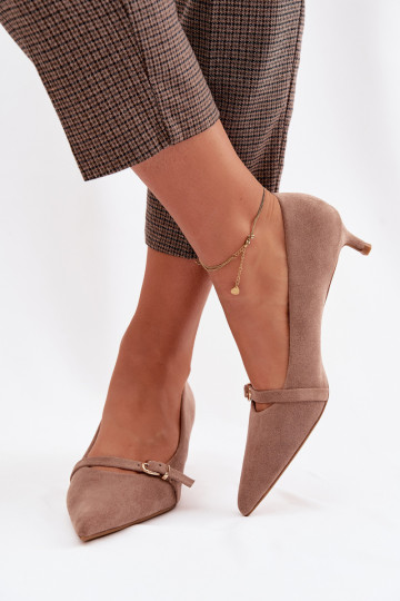 Zapatos Femenino En un tacón bajo con tacones decorados beige Pirela