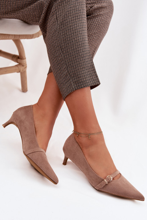 Zapatos Femenino En un tacón bajo con tacones decorados beige Pirela