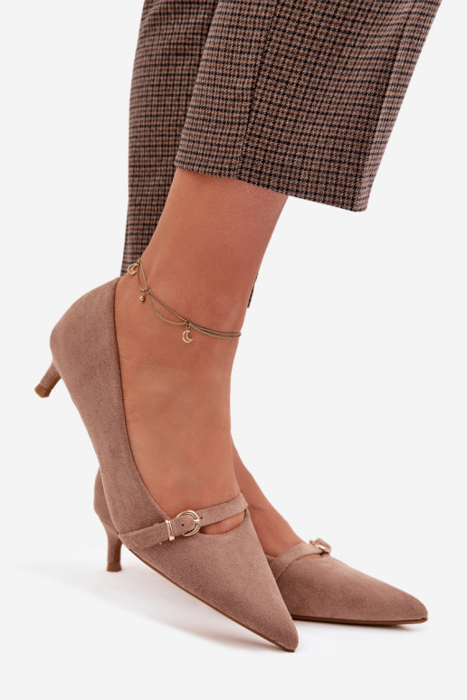 Zapatos Femenino En un tacón bajo con tacones decorados beige Pirela