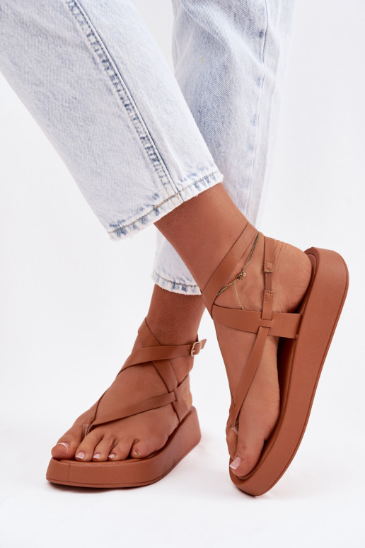 chancletas Femenino con una plataforma color marrón Gelira