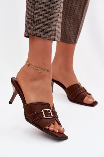 Chanclas de mujer con tacones finos y hebillas doradas color chocolate Jelira