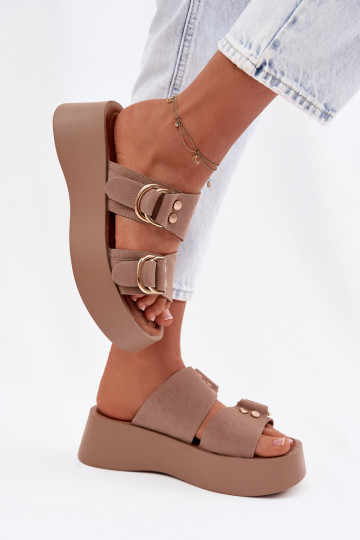 Chanclas de mujer con plataforma y hebillas doradas color arena Nelirae