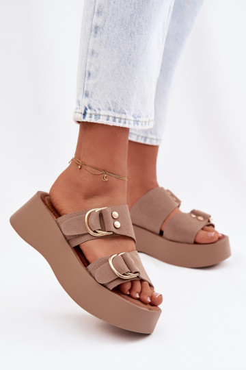 Chanclas de mujer con plataforma y hebillas doradas color arena Nelirae 2